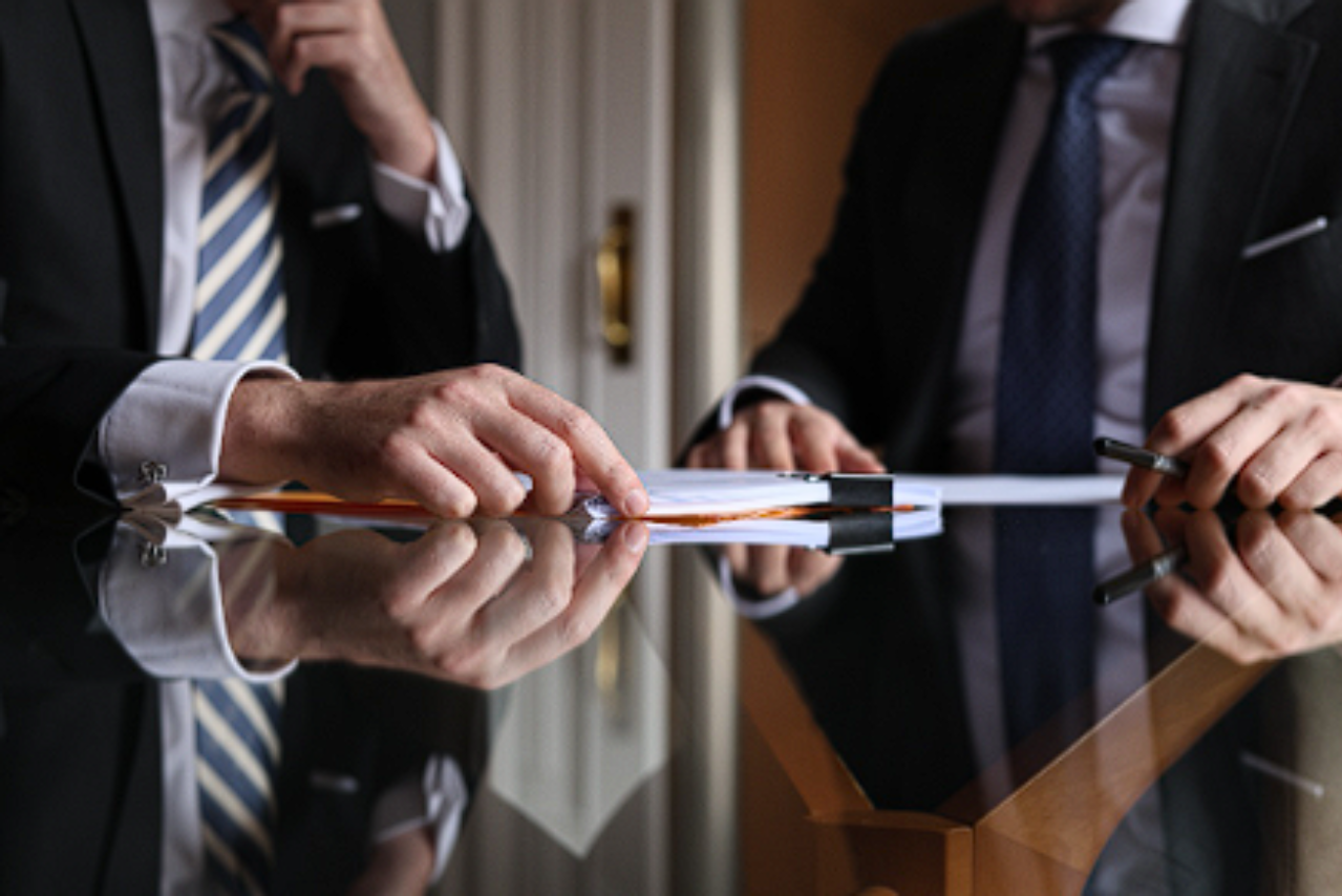 Abogados penalistas en sala durante un juicio penal