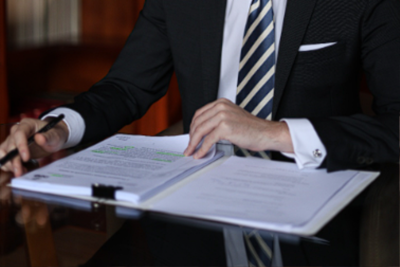 Abogado corporativo asesorando en operaciones empresariales